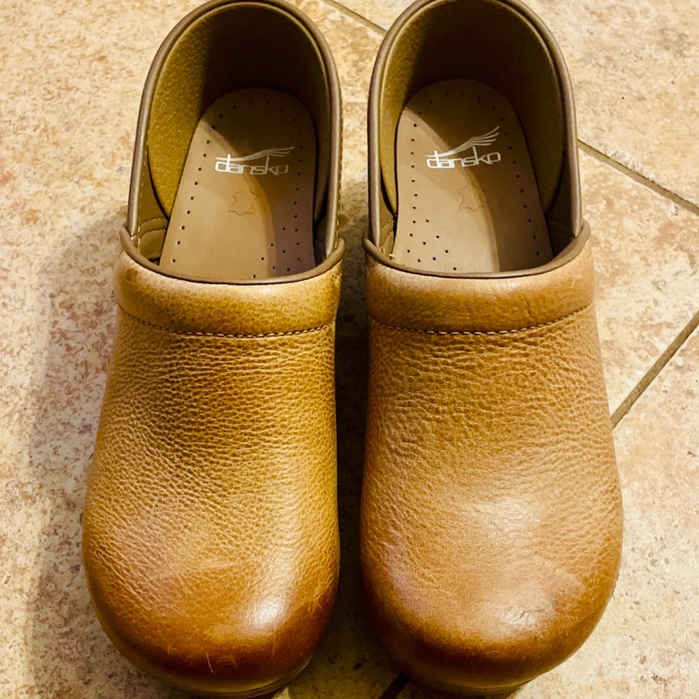 Dansko Honey Pro Clog Burnished Distressed Tan Leather Scandi size 40 (US 9.5)